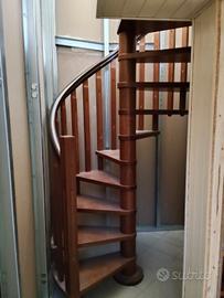 Scala a chiocciola in legno