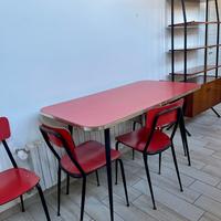 tavolo da cucina con sedie in formica rossa