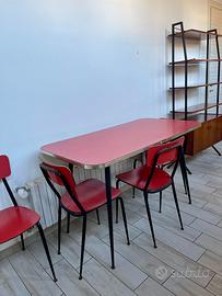 tavolo da cucina con sedie in formica rossa