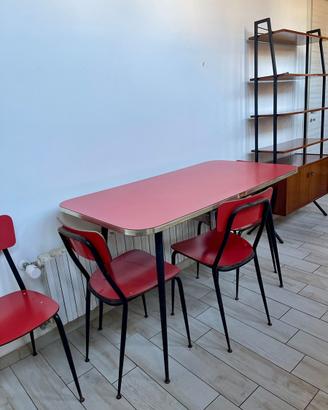 tavolo da cucina con sedie in formica rossa