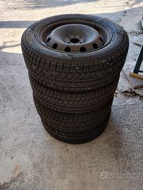 Pneumatici invernali 195/60R15 con cerchione