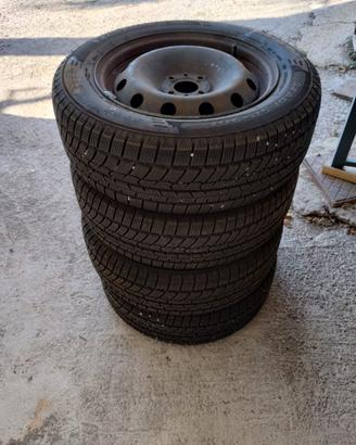 Pneumatici invernali 195/60R15 con cerchione