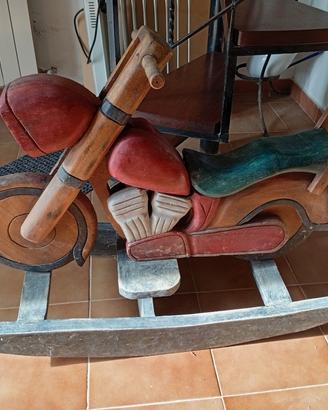 moto a dondolo di legno