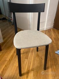 8 sedie in legno. Design in grigio nero.