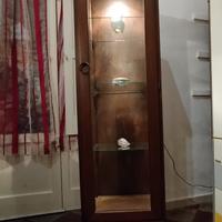 Vetrina vintage in legno con ripiani in vetro