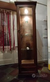 Vetrina vintage in legno con ripiani in vetro