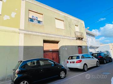 Sanluri - fabbricato con cortile