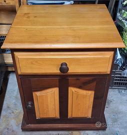 Comodino in legno massello