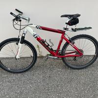 Mountain Bike Rossa e Bianca