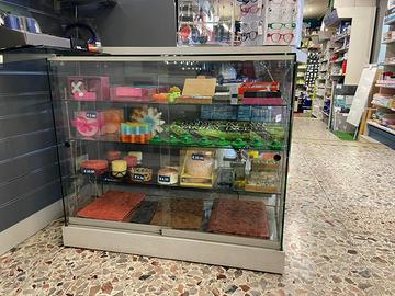 Vetrinetta in vetro temperato con 3 ripiani e base