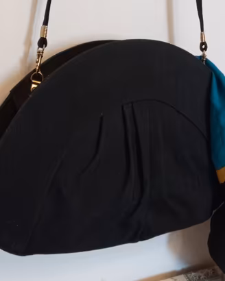 borsa vintage in raso nero.