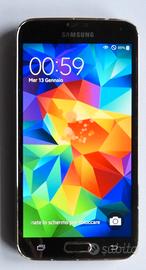 Smartphone Samsung S5 SM-G900F con accessori.