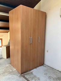 Armadio guardaroba in legno con ripiani e appendia
