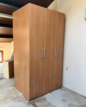 Armadio guardaroba in legno con ripiani e appendia