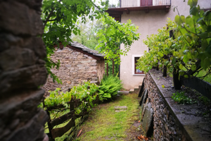 Valle Maira: ampia porzione di borgata alpina