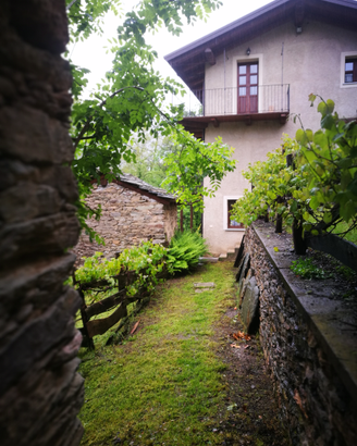 Valle Maira: ampia porzione di borgata alpina