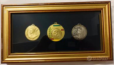 Cornice con 3 medaglie commemorative