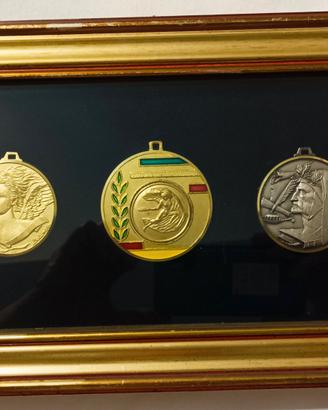 Cornice con 3 medaglie commemorative