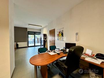 NEGOZIO FRONTESTRADA con Doppia Vetrina e magazzin