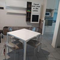 soggiorno con tavolo e sedie 