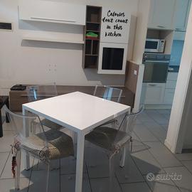 soggiorno con tavolo e sedie 