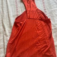 Maglietta Asimmetrica Rossa – Taglio Unico ed Ele