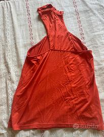 Maglietta Asimmetrica Rossa – Taglio Unico ed Ele