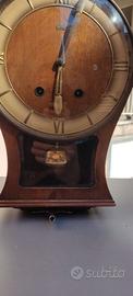 Coppia di orologi da muro molto vecchi