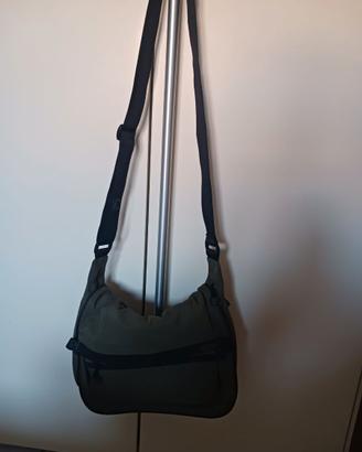 Borsa in tessuto verde scuro, marca Benetton
