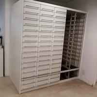 scaffalatura con cassetti da farmacia