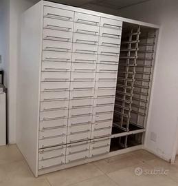 scaffalatura con cassetti da farmacia