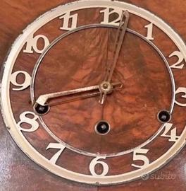 Grande orologio in legno con soneria.