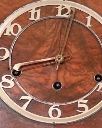 Grande orologio in legno con soneria.