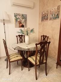 tavolo con sedie più credenza 