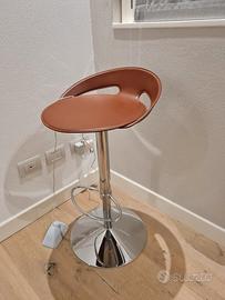 Sgabello acciaio cromato e cuoio John