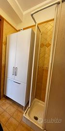 Armadio da bagno bianco con portabiancheria