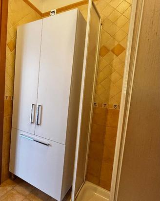 Armadio da bagno bianco con portabiancheria