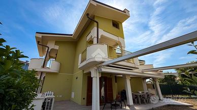 VILLA A SCHIERA A FORMIA