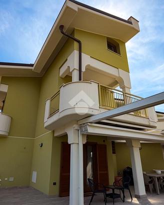 VILLA A SCHIERA A FORMIA