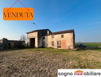 Ampio casale di campagna immerso nel verde