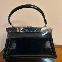 Borsetta in pelle vernice nera fatta a mano