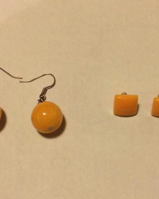 2 paia orecchini bigiotteria. Gialli.