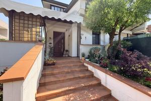 ELEGANTE PORZIONE DI BIFAMILIARE