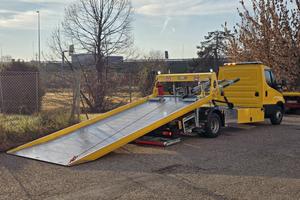 Carroattrezzi iveco daily 72q