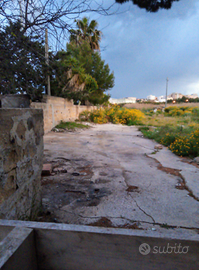 Area scoperta pavimentata e semirecintata