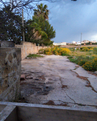 Area scoperta pavimentata e semirecintata