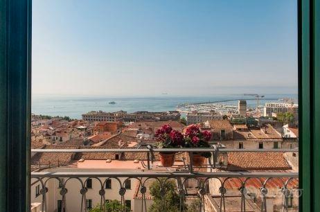 Trilocale vista mare in centro storico a Salerno