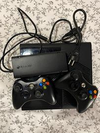 Console Xbox 360 E con 2 controller e cavi inclusi