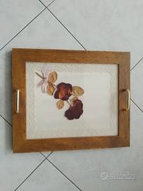 Vassoio in legno con centrino e fiori