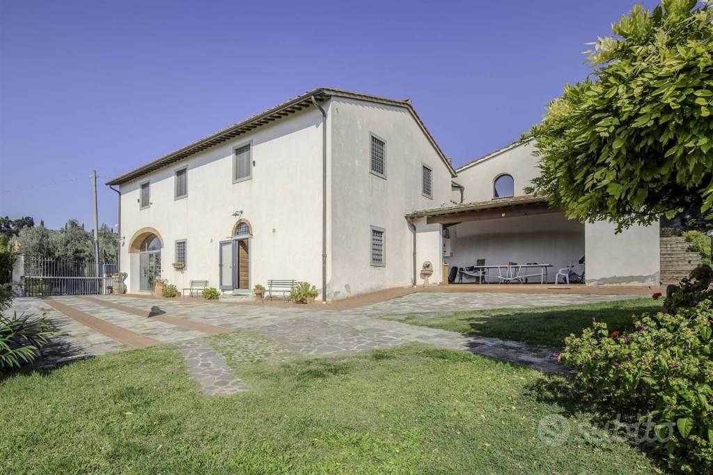 Rustico / Casale di 300 m² con più di 5 locali a F - Altro